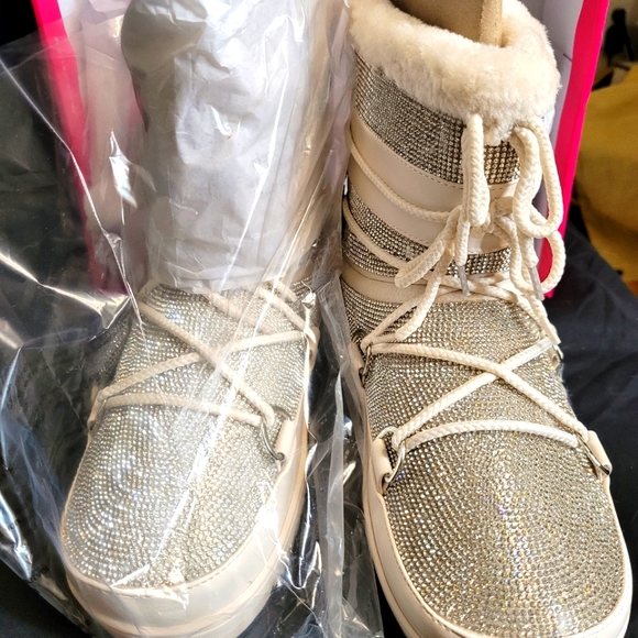 White Diamond 💎 Boots - Picture 9 of 10